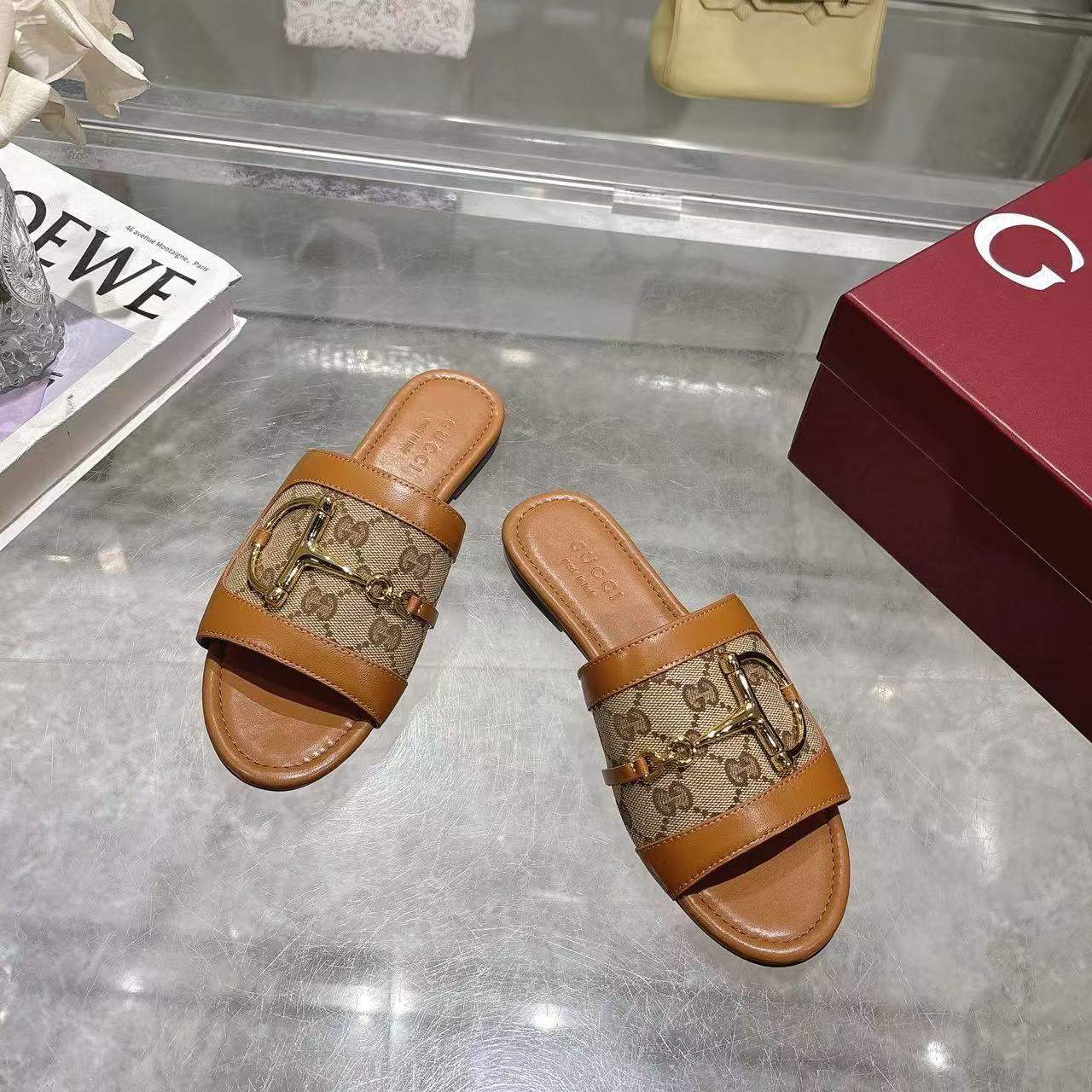 Gucci horse buckle slippers