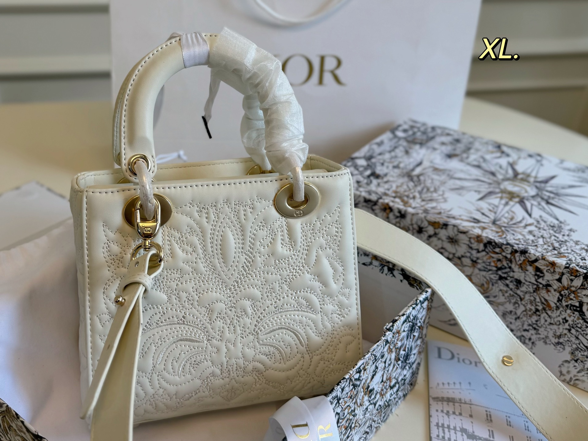 Dior Diana Three-dimensional Carved Embroidery handbag