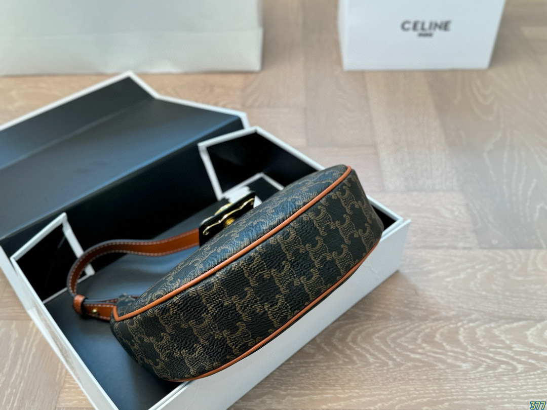 Celine underarm bag retro and elegant