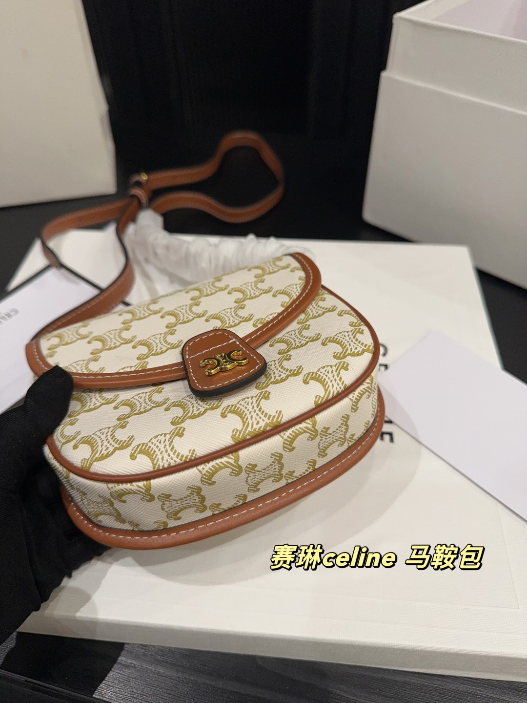 Celine saddle bag is fashionable and versatile