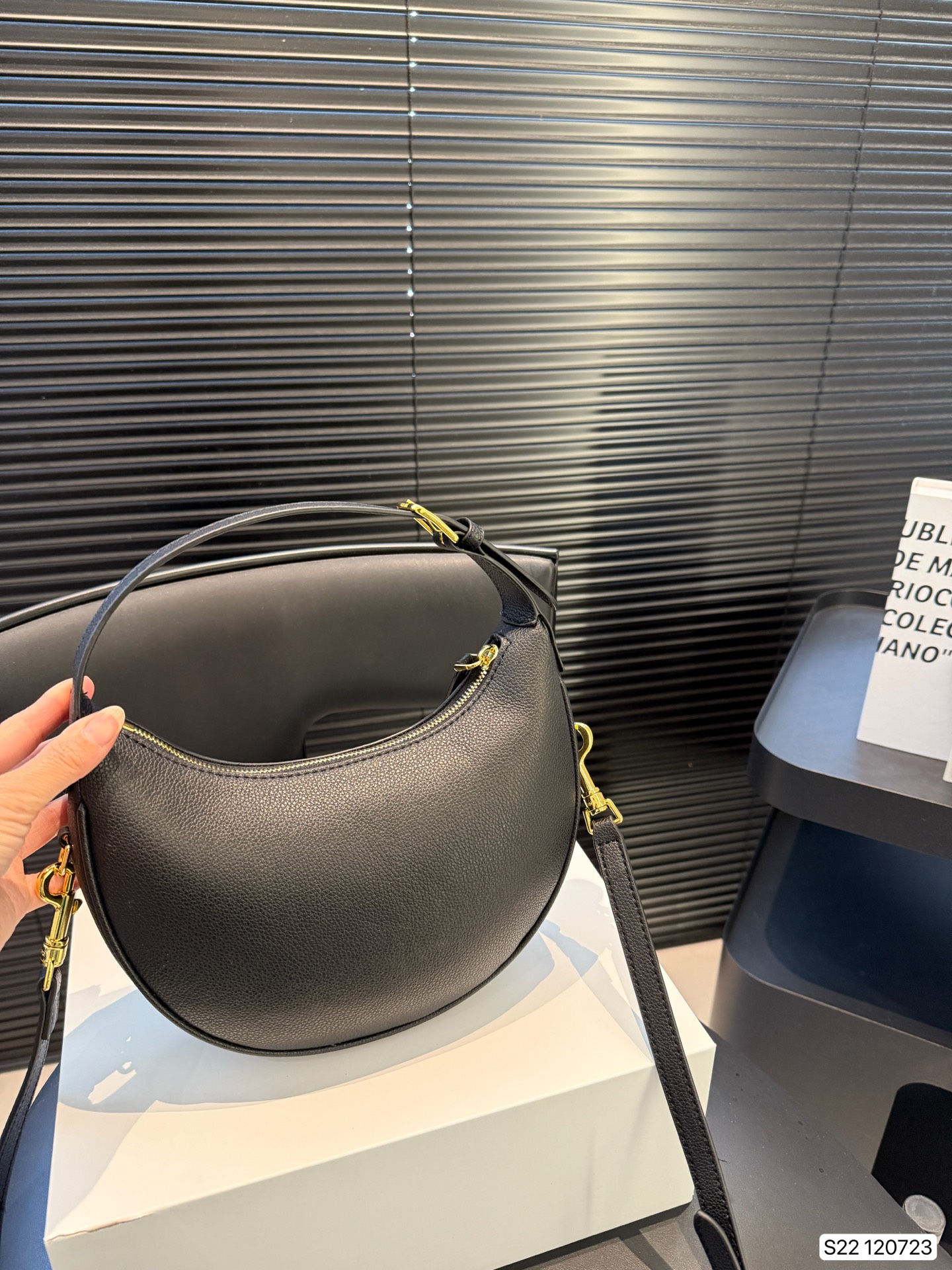 Celine's armpit bag is stylish and simple