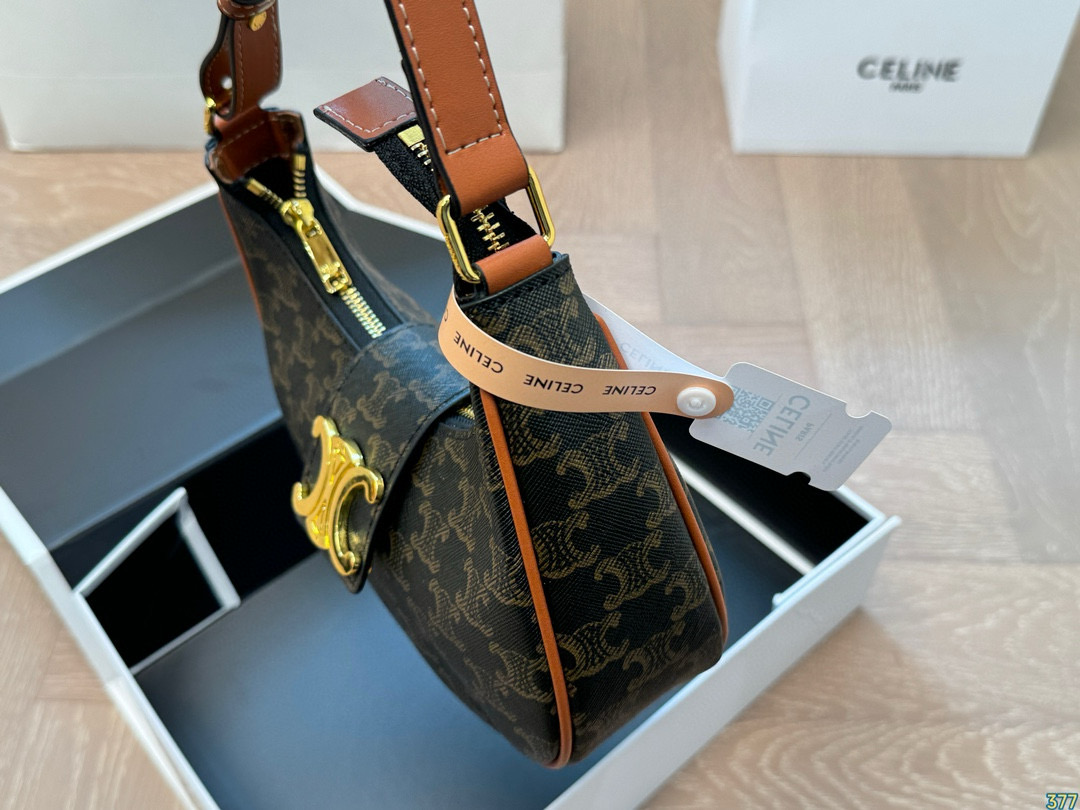 Celine underarm bag retro and elegant