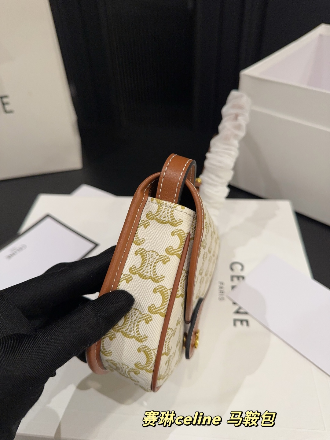 Celine saddle bag is fashionable and versatile