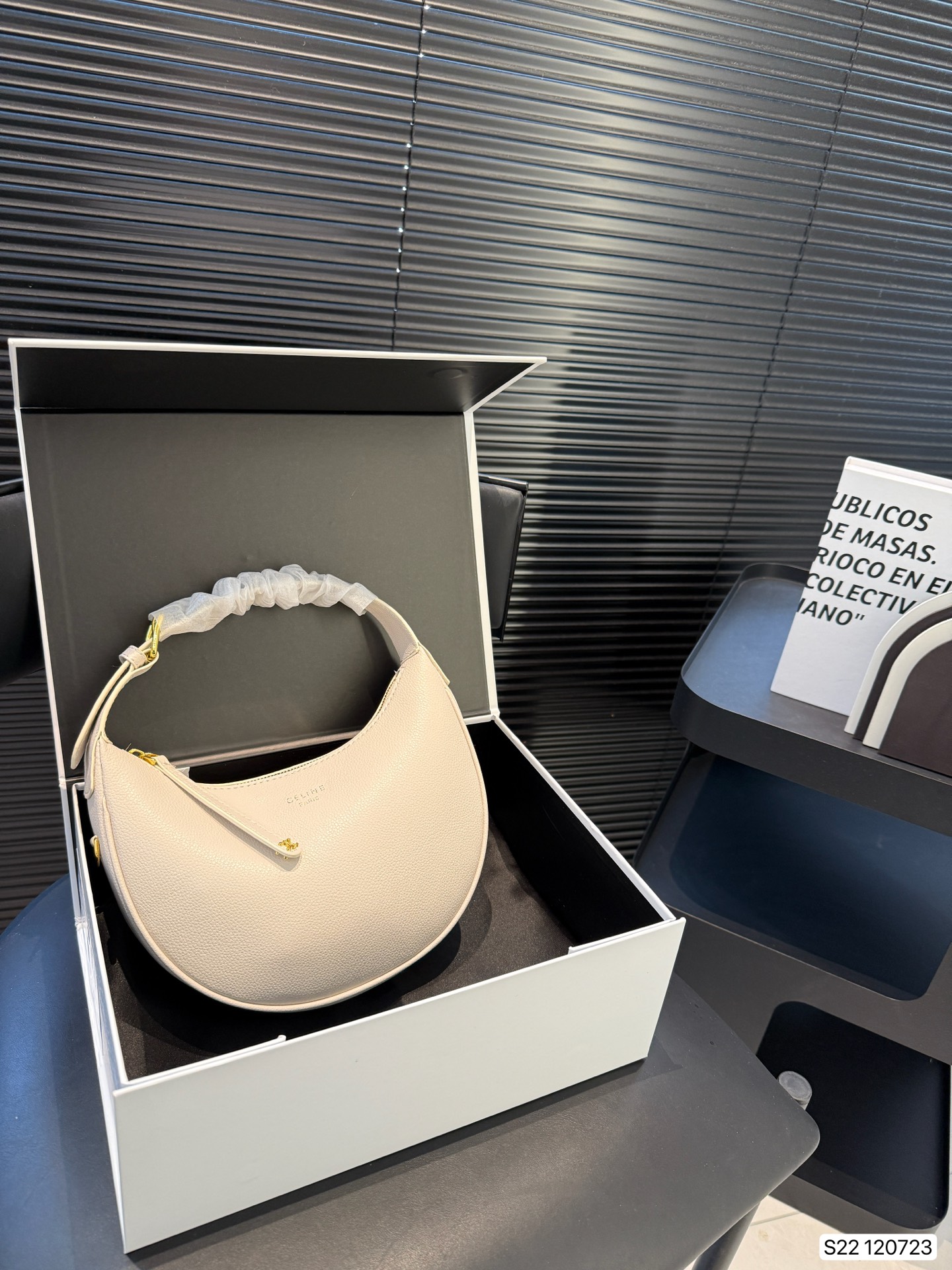 Celine's armpit bag is stylish and simple