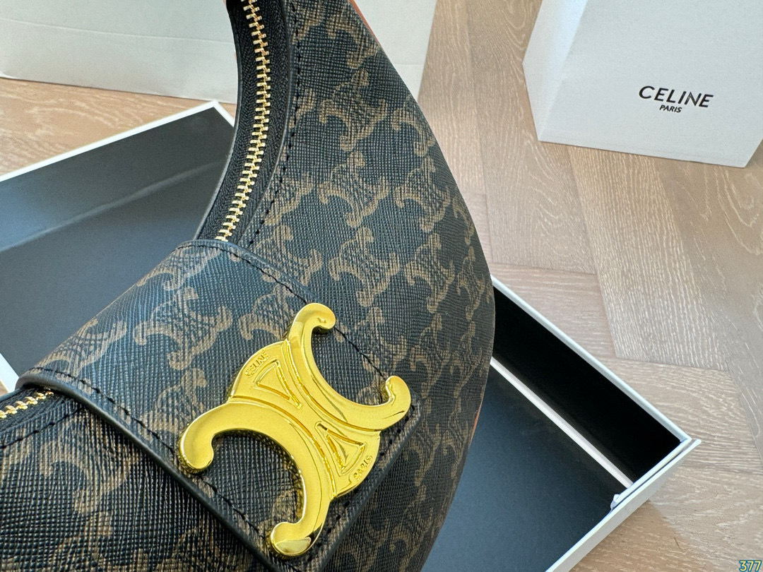 Celine underarm bag retro and elegant