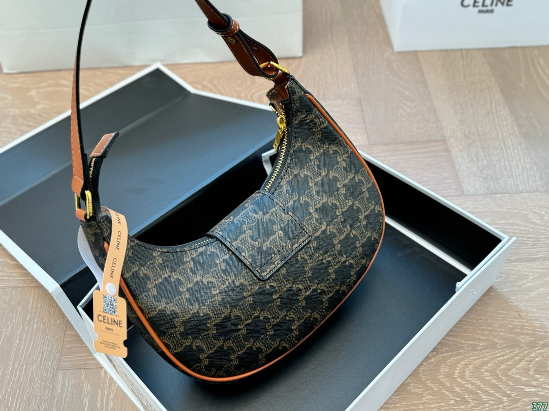 Celine underarm bag retro and elegant