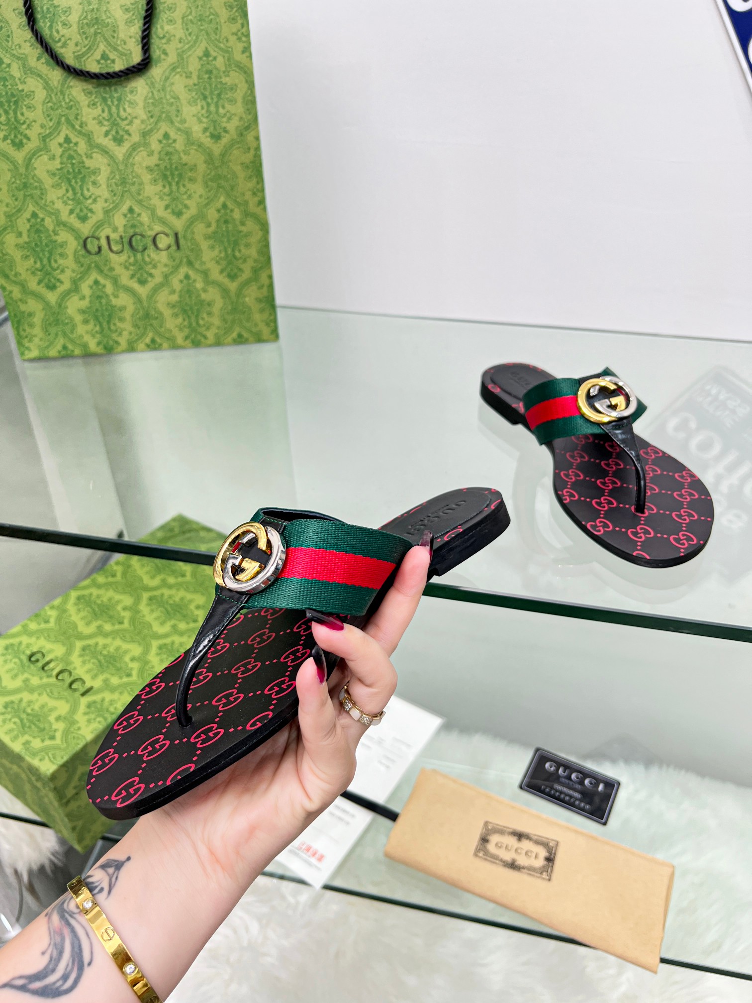 Gucci flip-flop slippers sandals