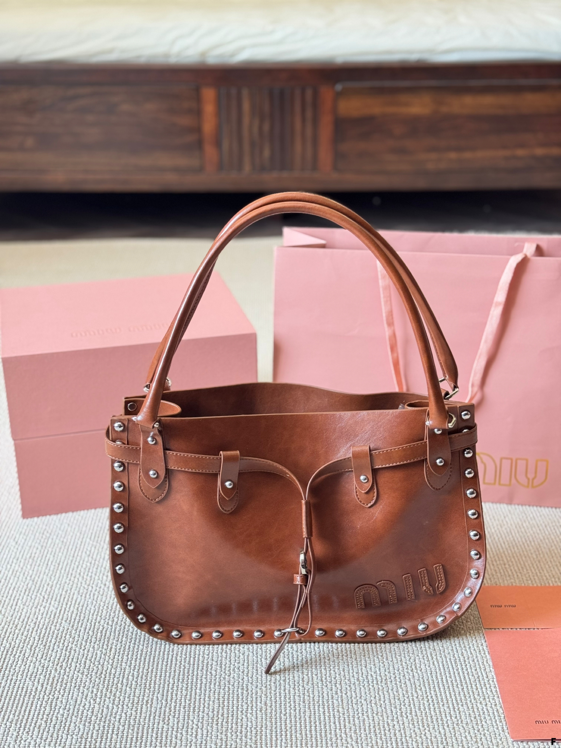 MIUMIU heart-shaped rivet dumplings underarm bag