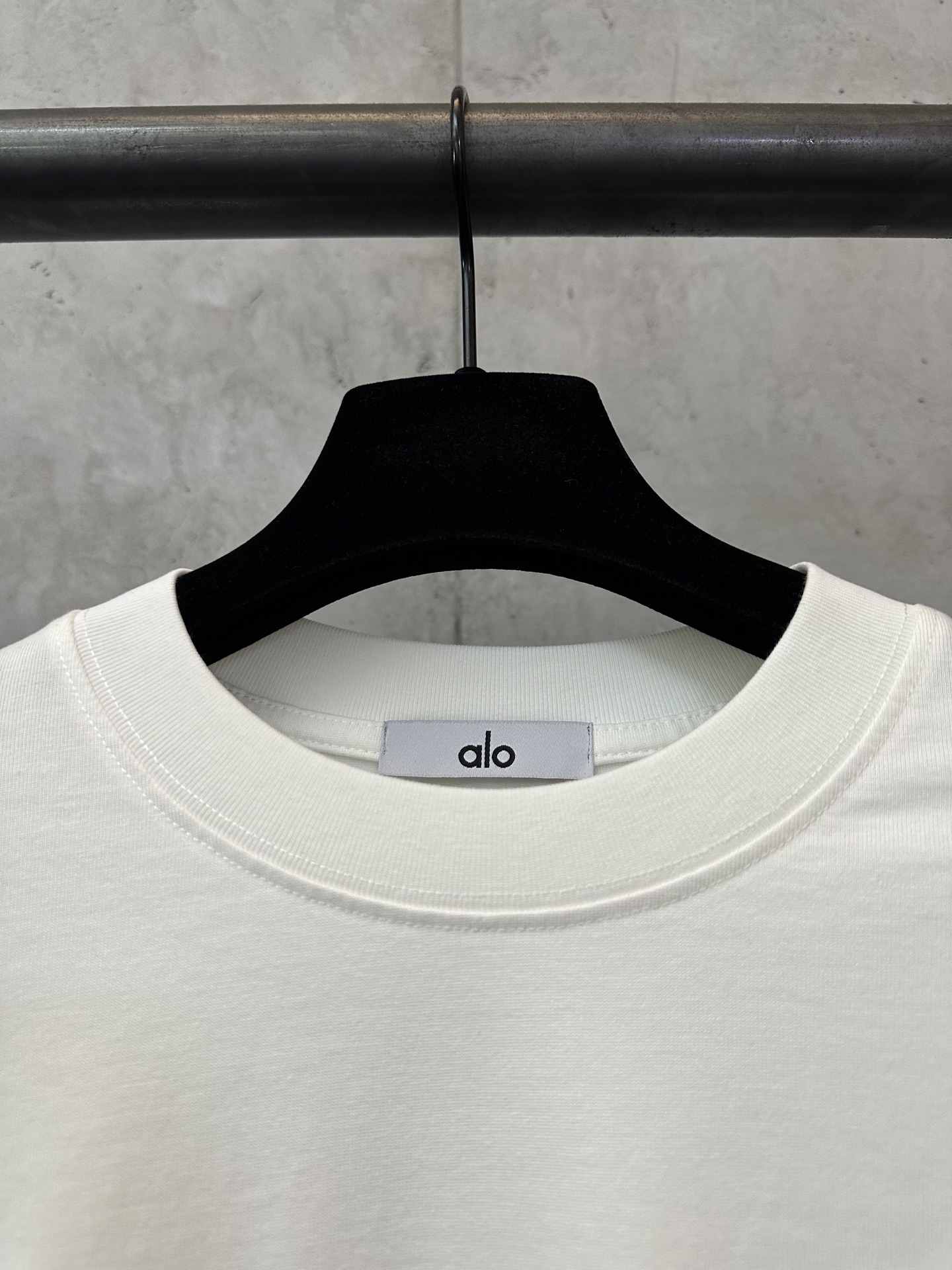 Alo Yoga Classic Crew Neck Long Sleeve T-Shirt