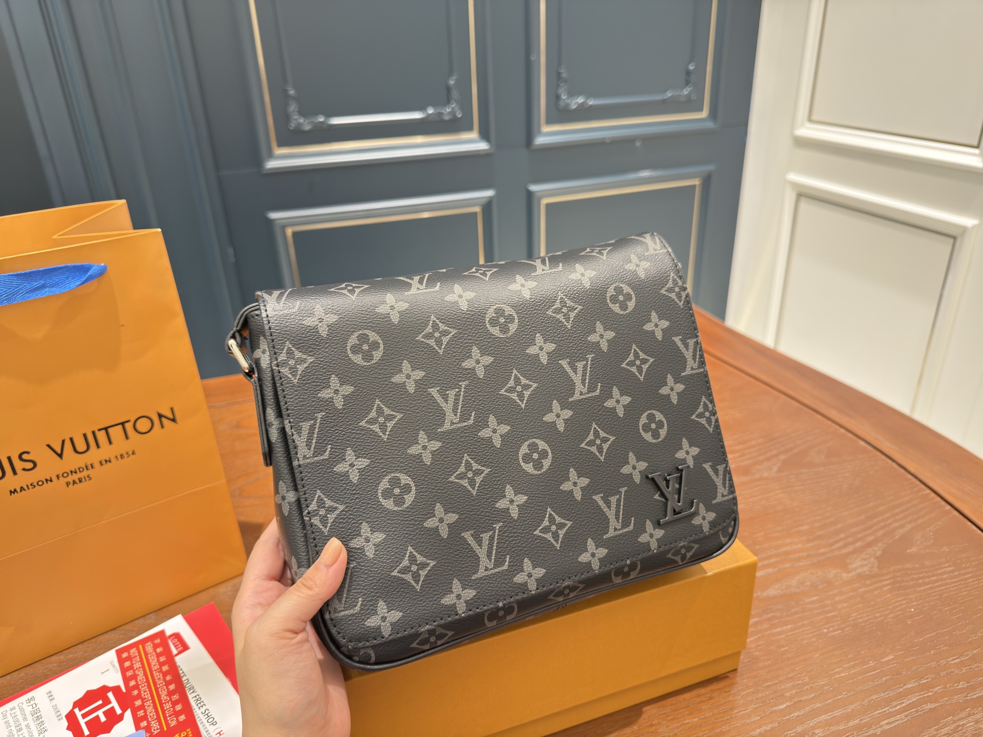 LV Men's Messenger shoulder Bag