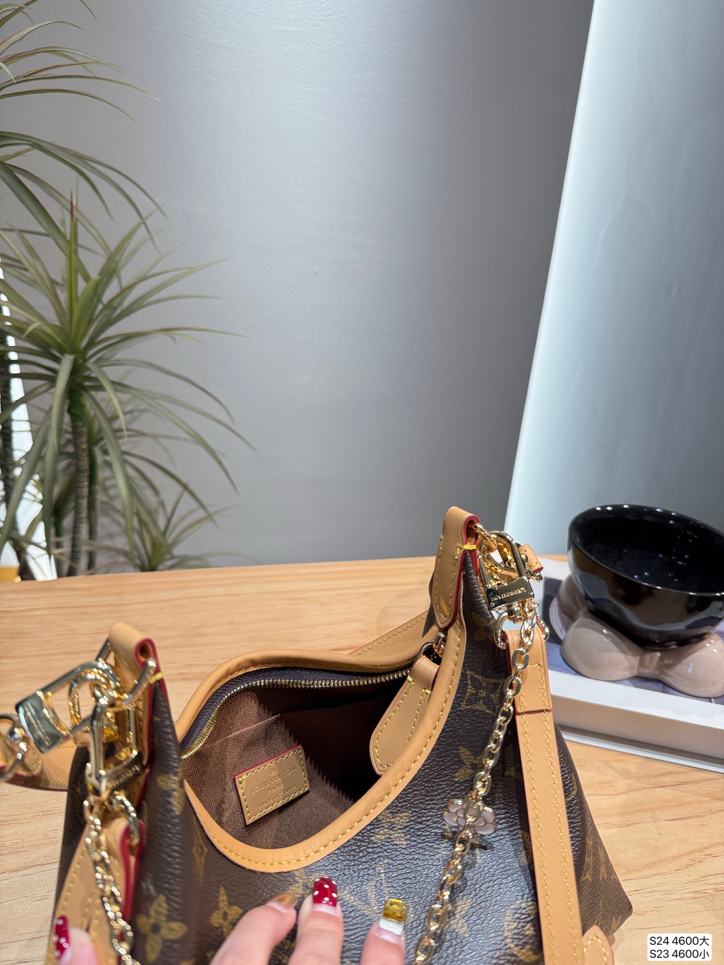 LV suly hobo armpit bag