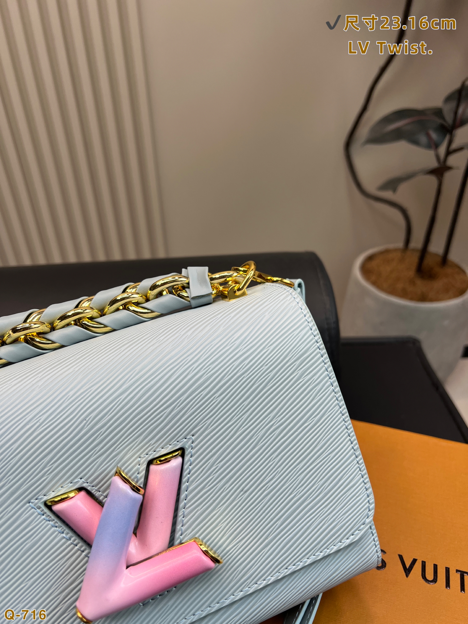 Louis Vuitton twist chain bag