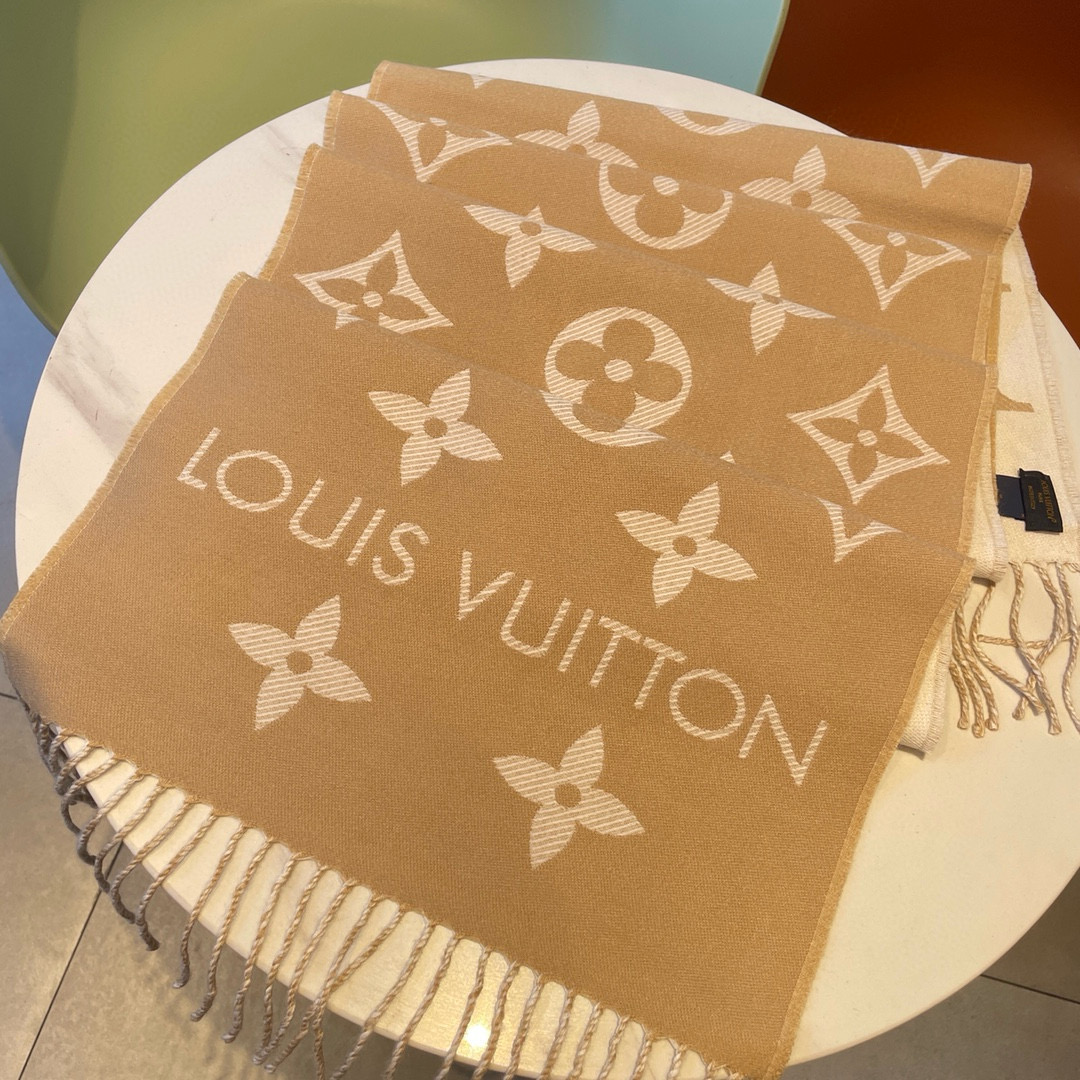 LV Essential Scarf