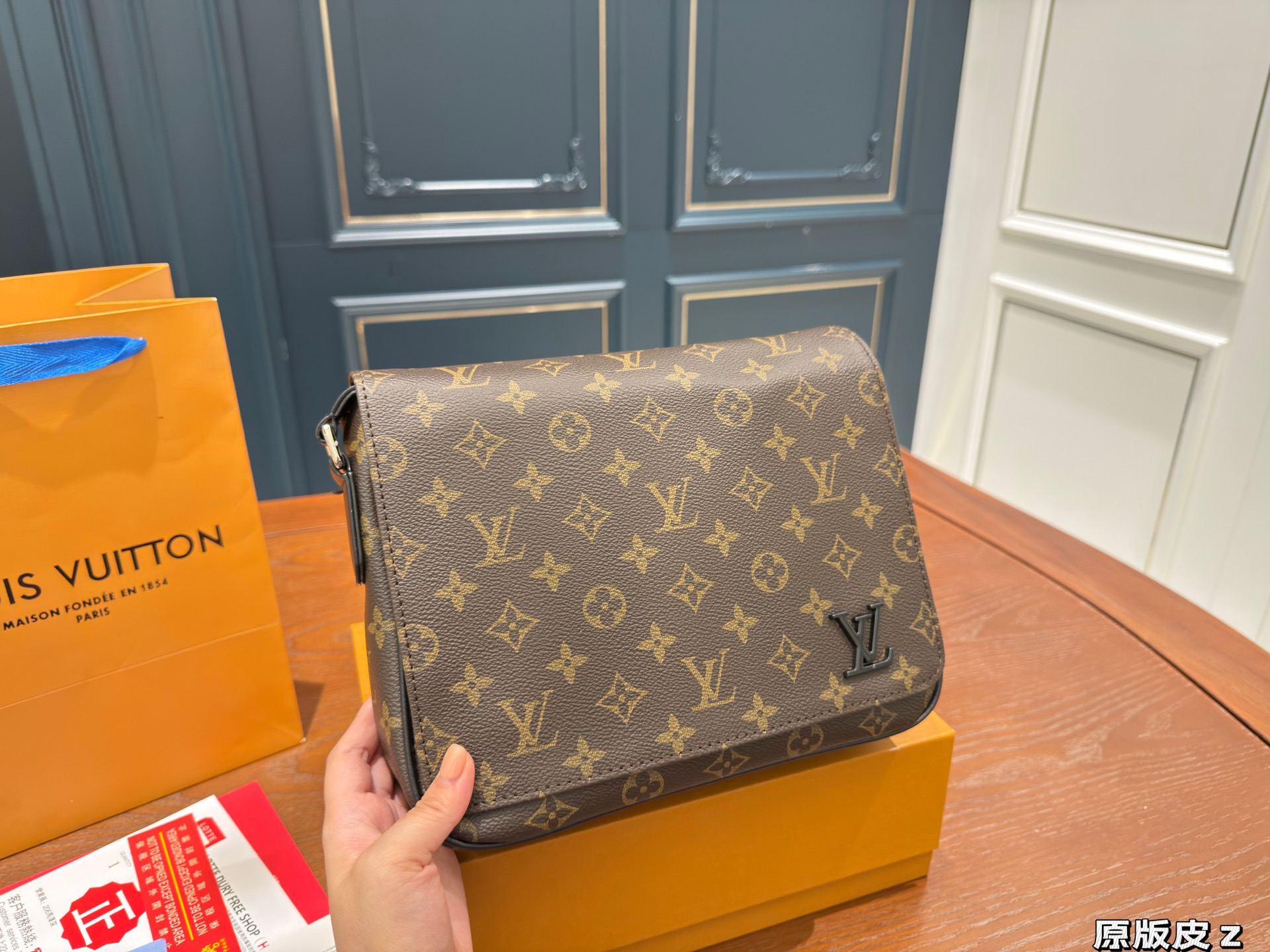 LV Men's Messenger shoulder Bag