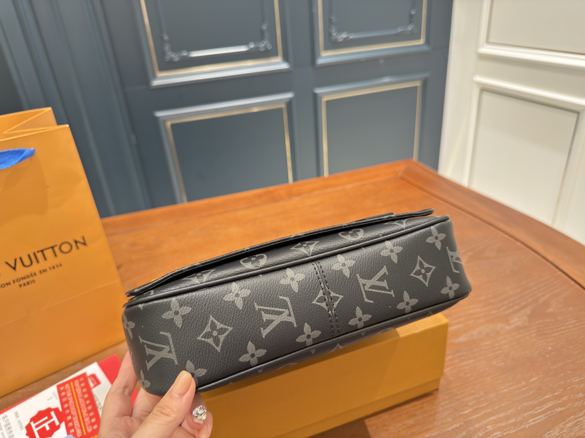 LV Men's Messenger shoulder Bag