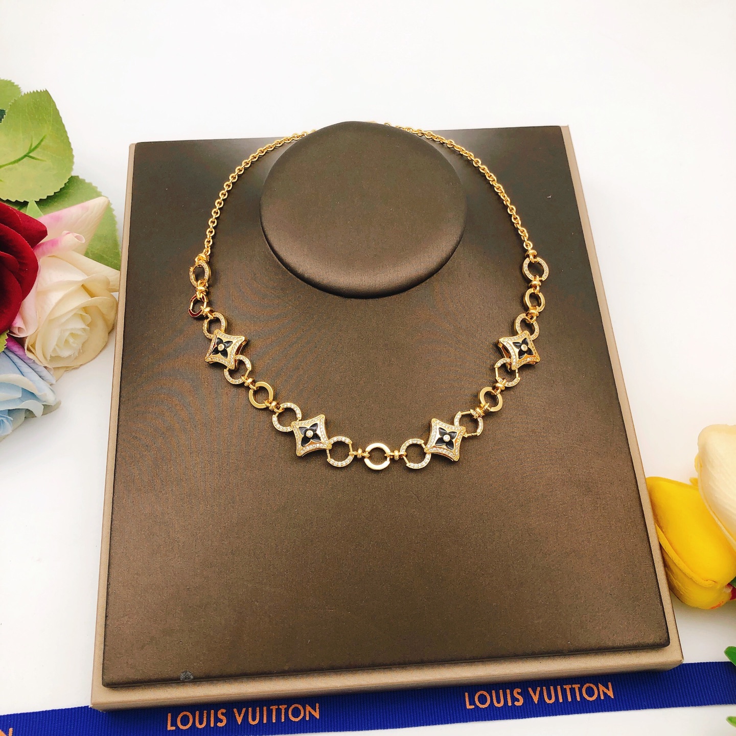 LV black diamond necklace