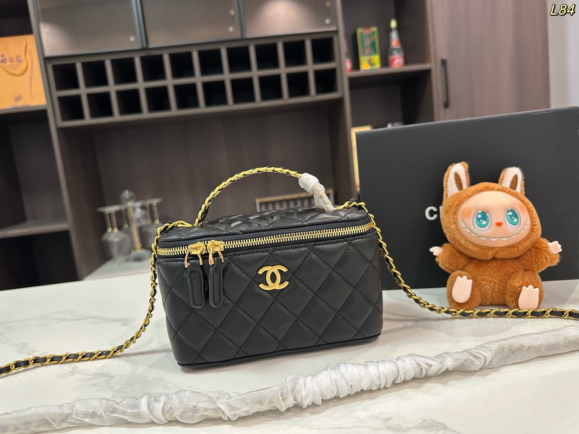 Chanel chain shoulder handbag