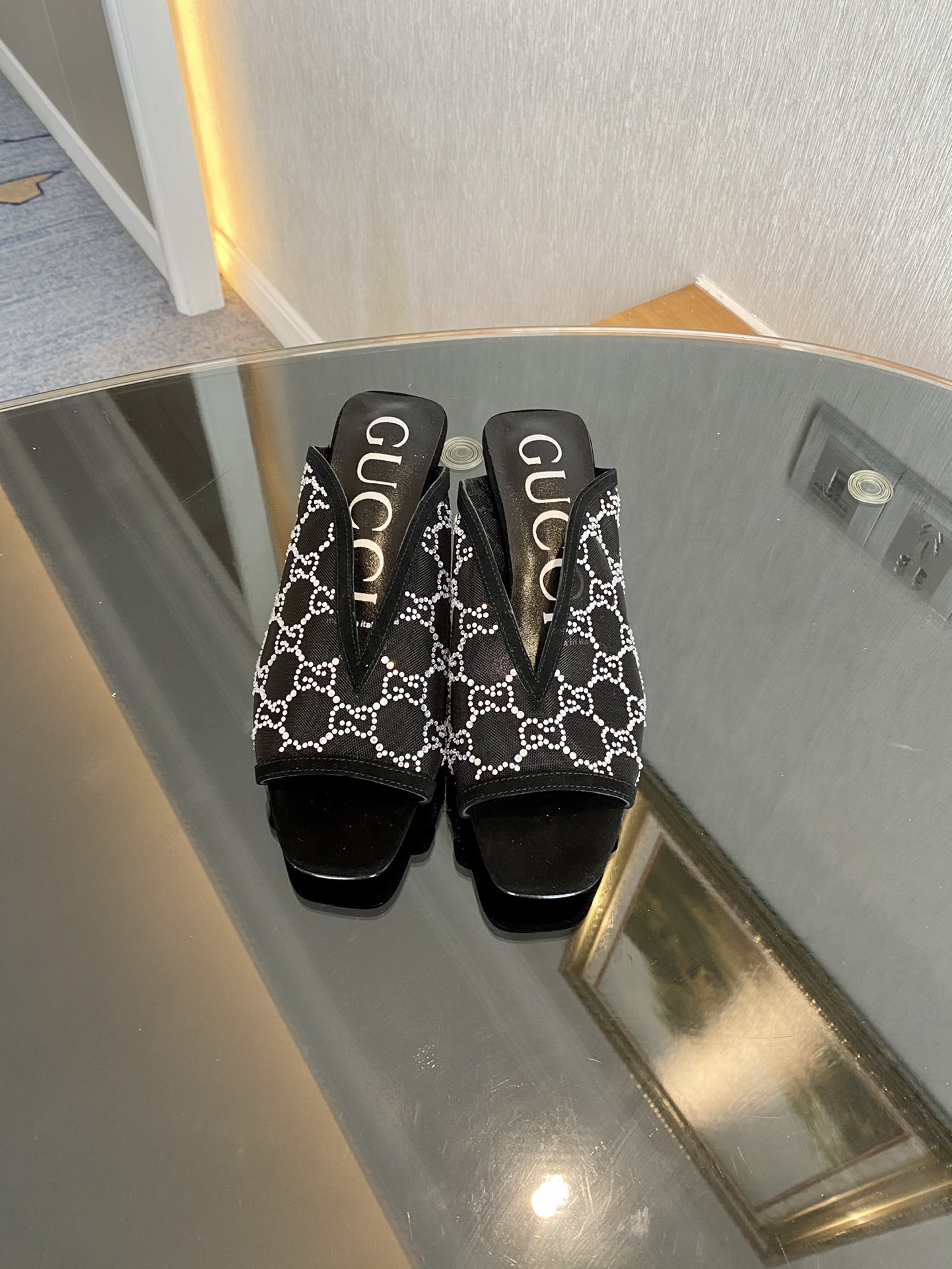 Gucci low-heeled shoes sandals