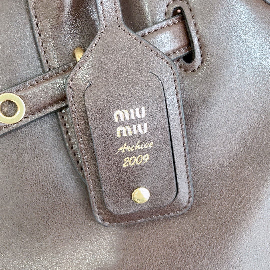 Top version miumiu sheepskin aventure naa tote handbag