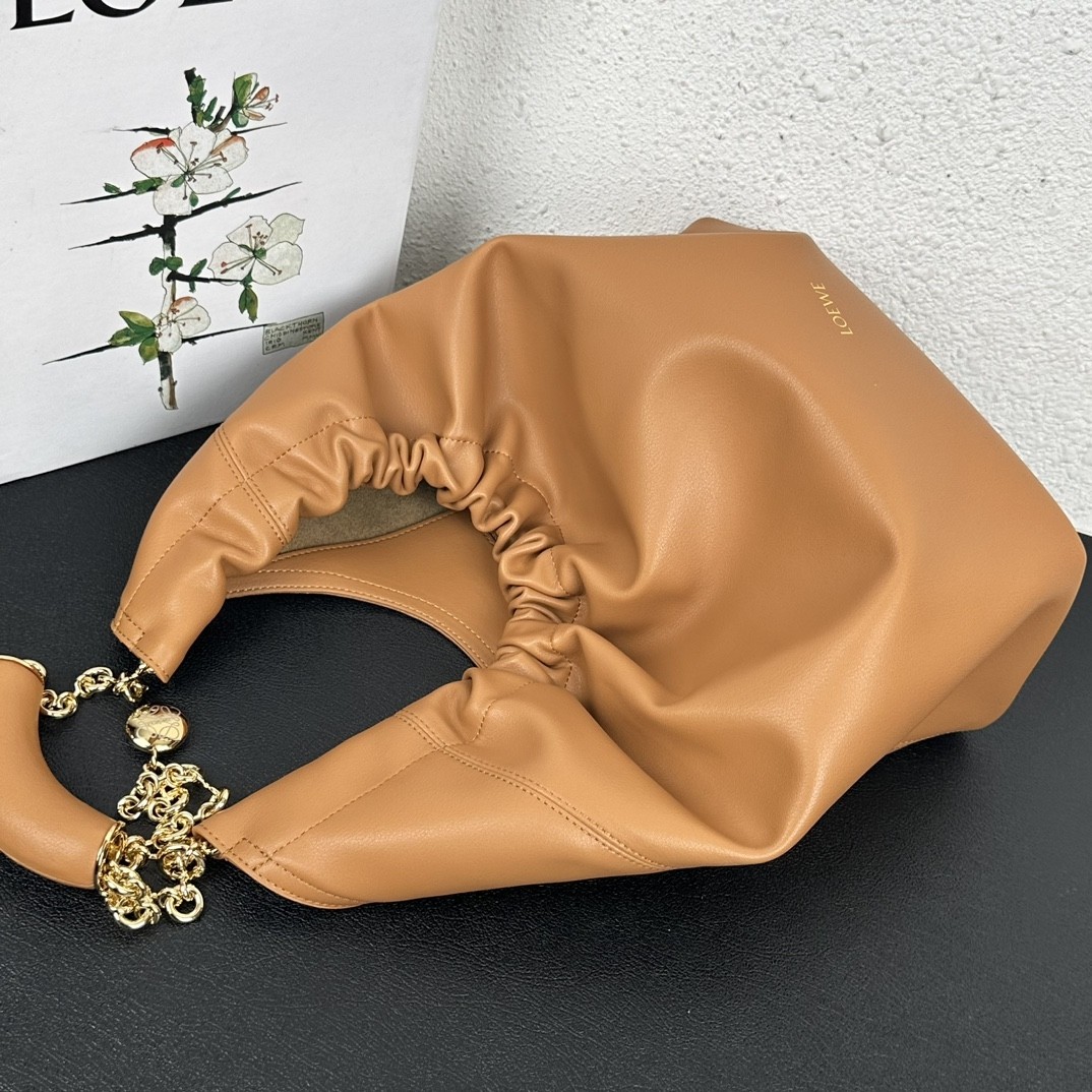 Loewe Squeeze handbag