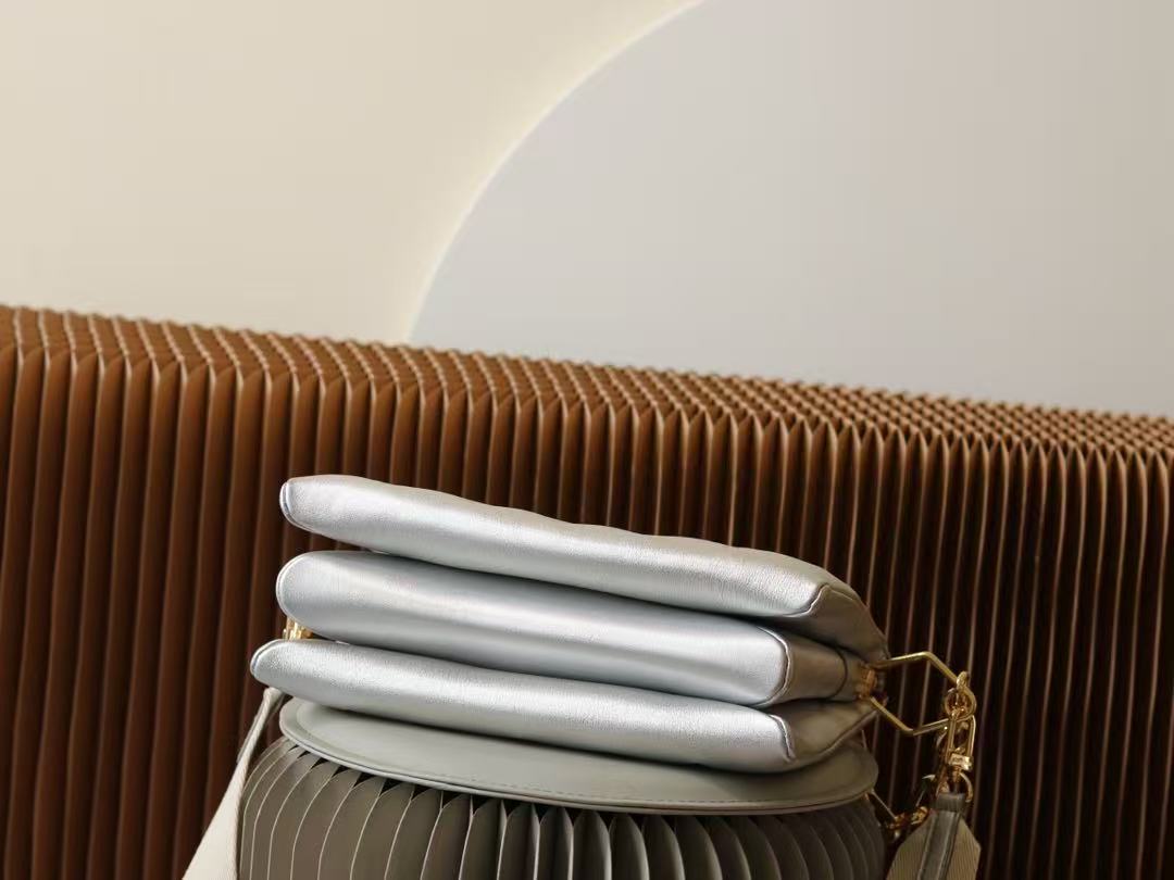 Top version LV Coussin monogram bag