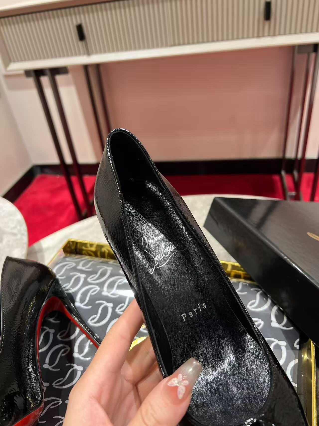 CL Red-soled high heels