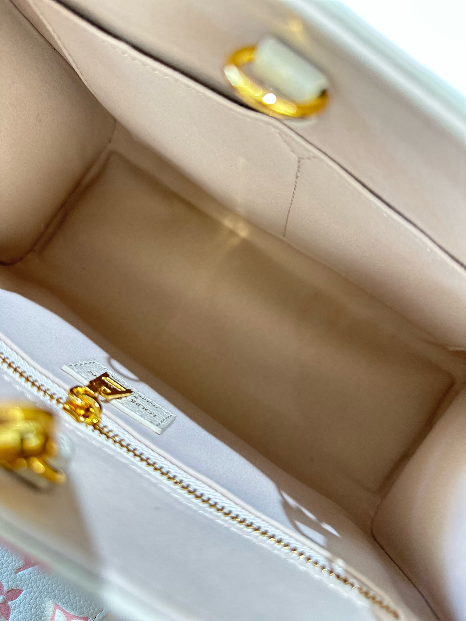 LV onthego Jungle Bag shoulder handbag