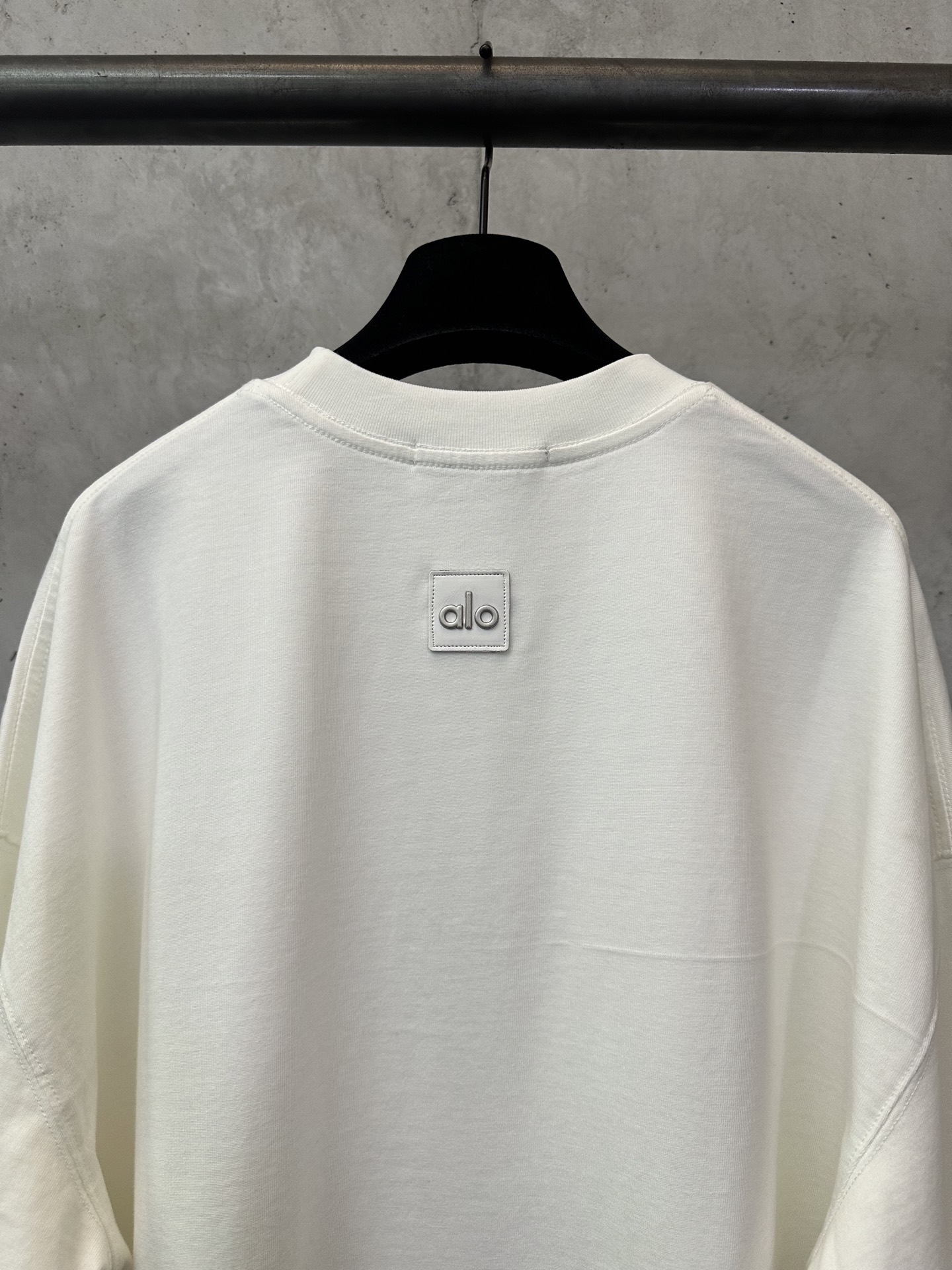 Alo Yoga Classic Crew Neck Long Sleeve T-Shirt