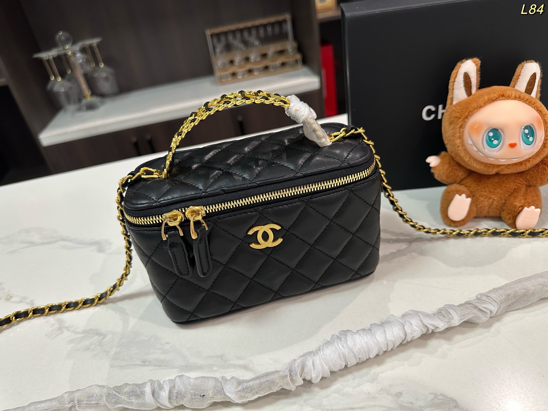 Chanel chain shoulder handbag
