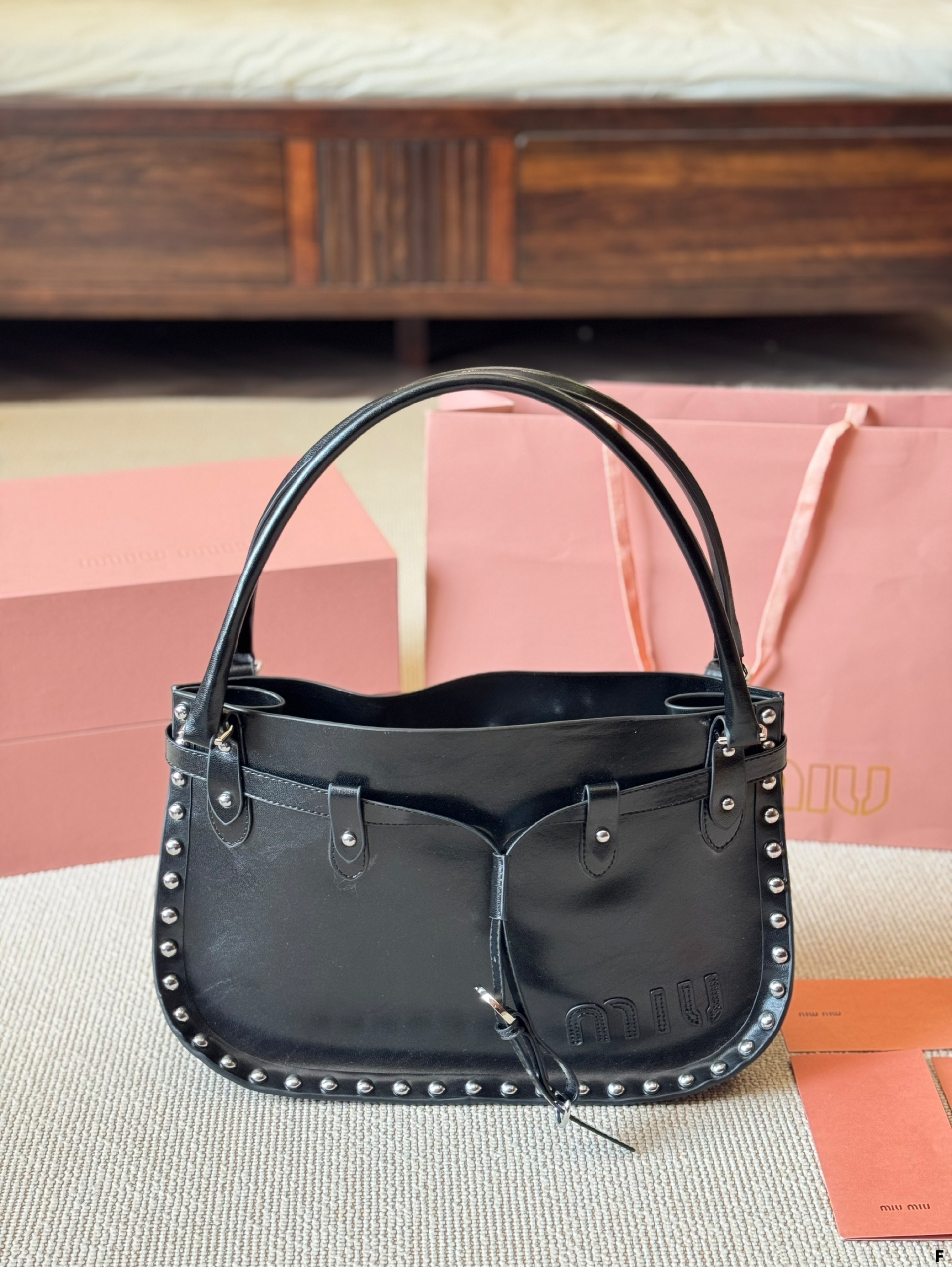 MIUMIU heart-shaped rivet dumplings underarm bag