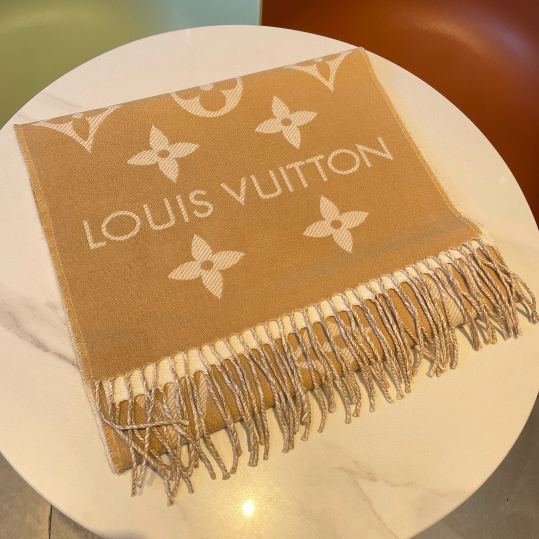 LV Essential Scarf