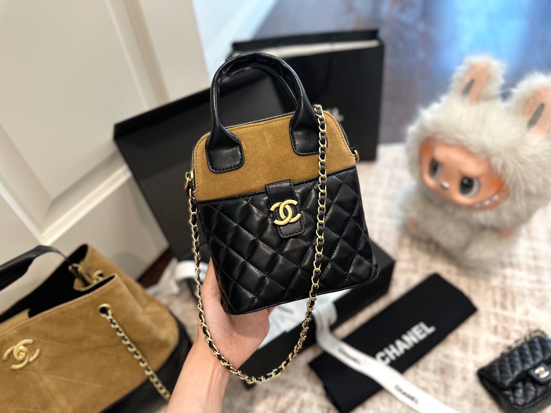 CHANEL 25a hand-held chain bag