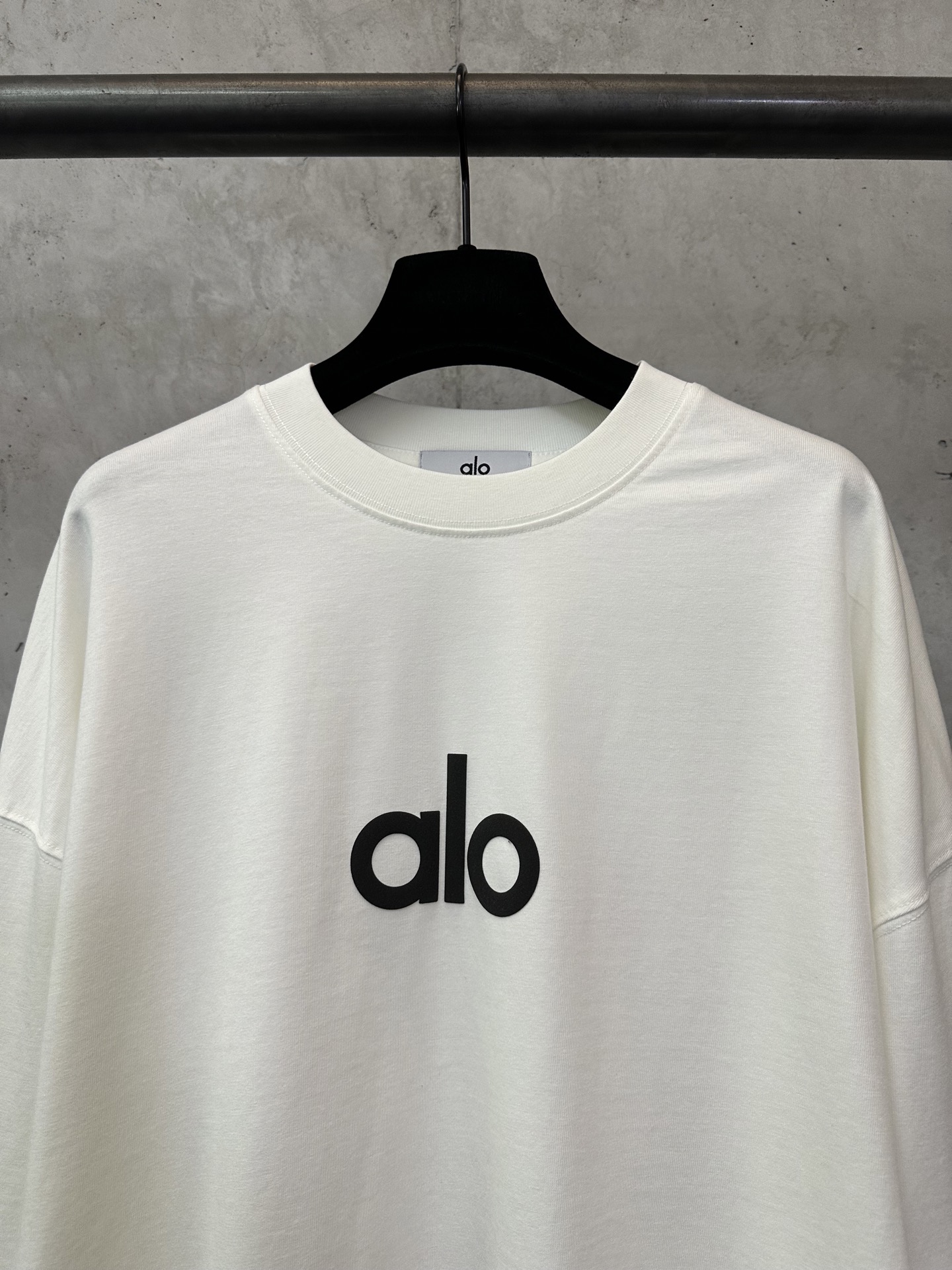 Alo Yoga Classic Crew Neck Long Sleeve T-Shirt