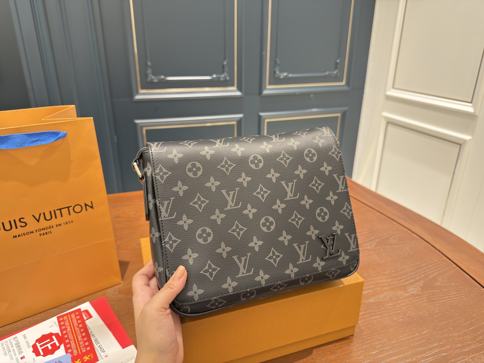 LV Men's Messenger shoulder Bag