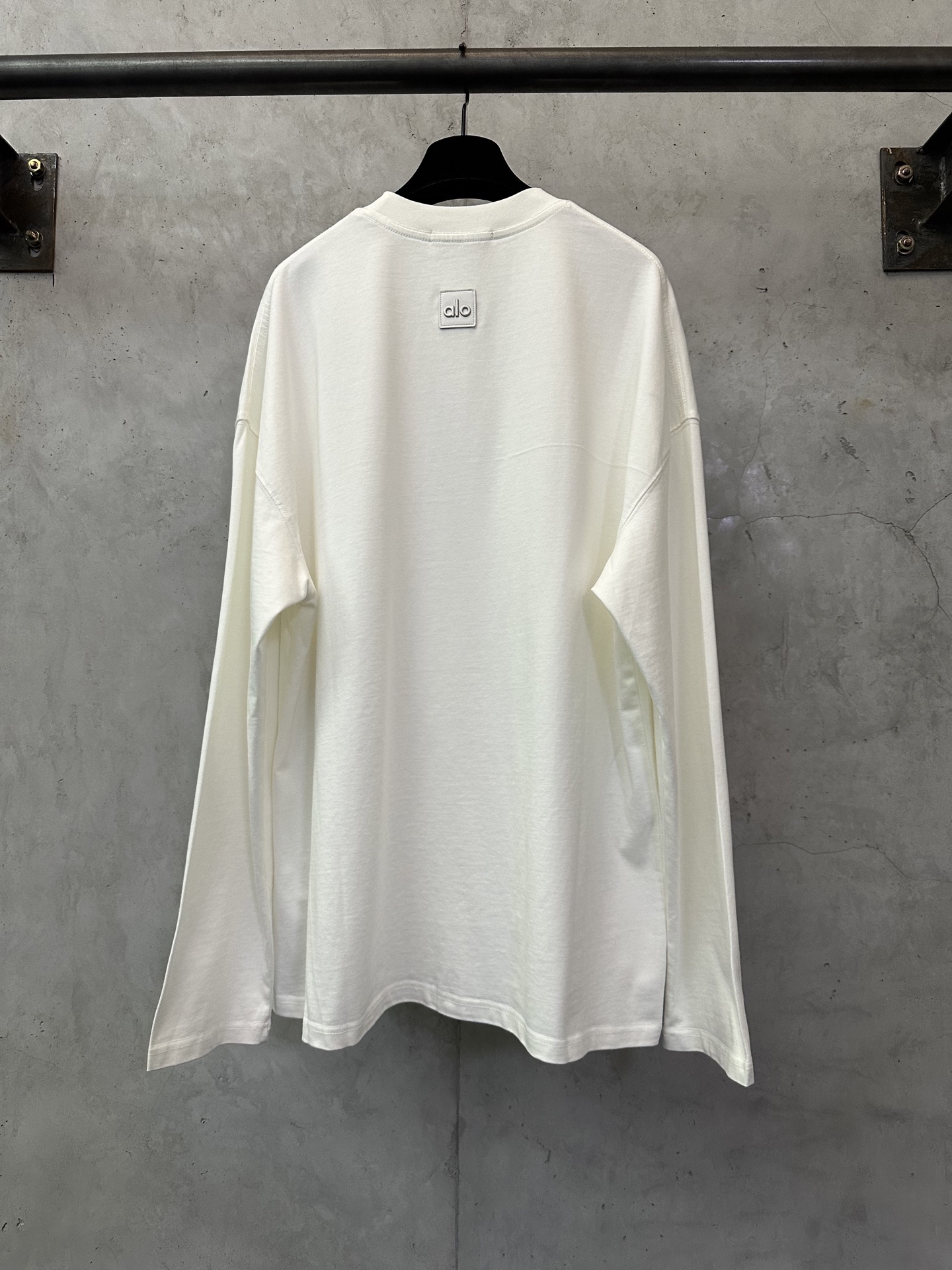 Alo Yoga Classic Crew Neck Long Sleeve T-Shirt