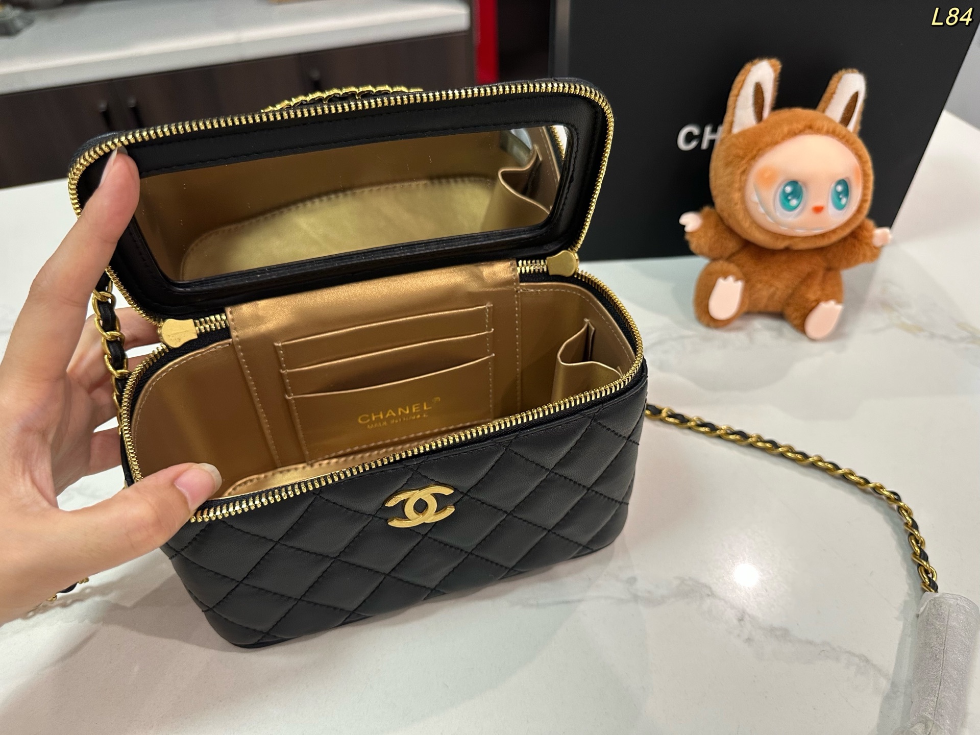 Chanel chain shoulder handbag
