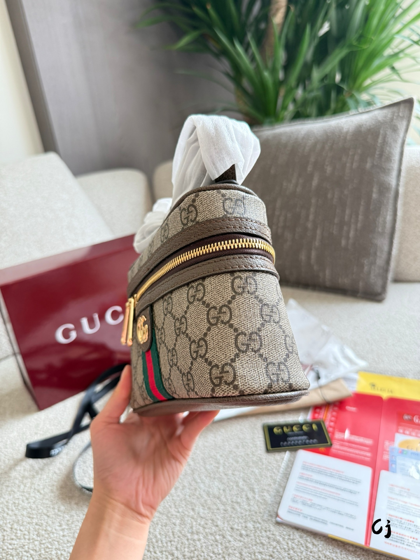 Gucci cosmetic bag LP lunch bag Leather shoulder bag