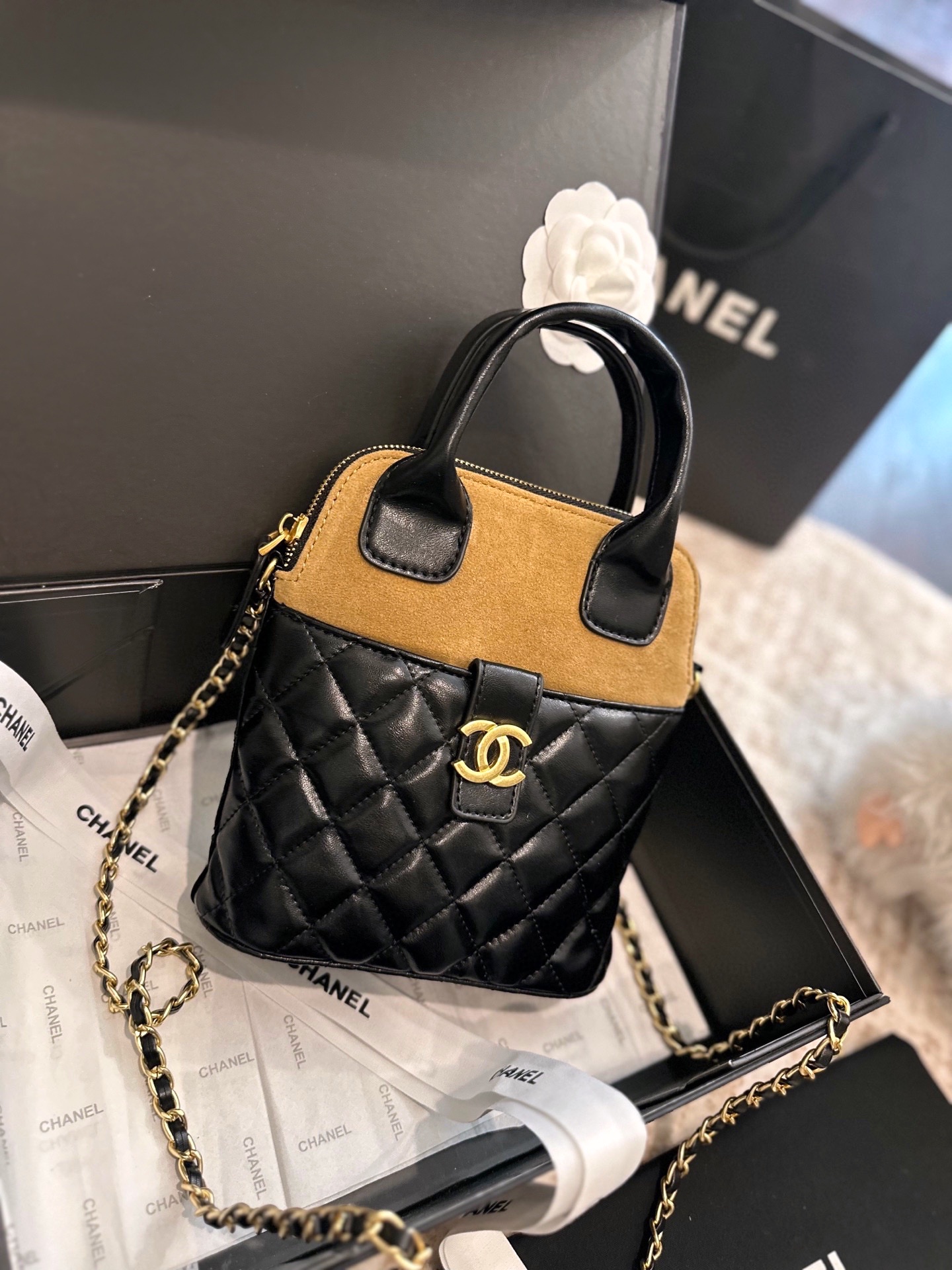 CHANEL 25a hand-held chain bag
