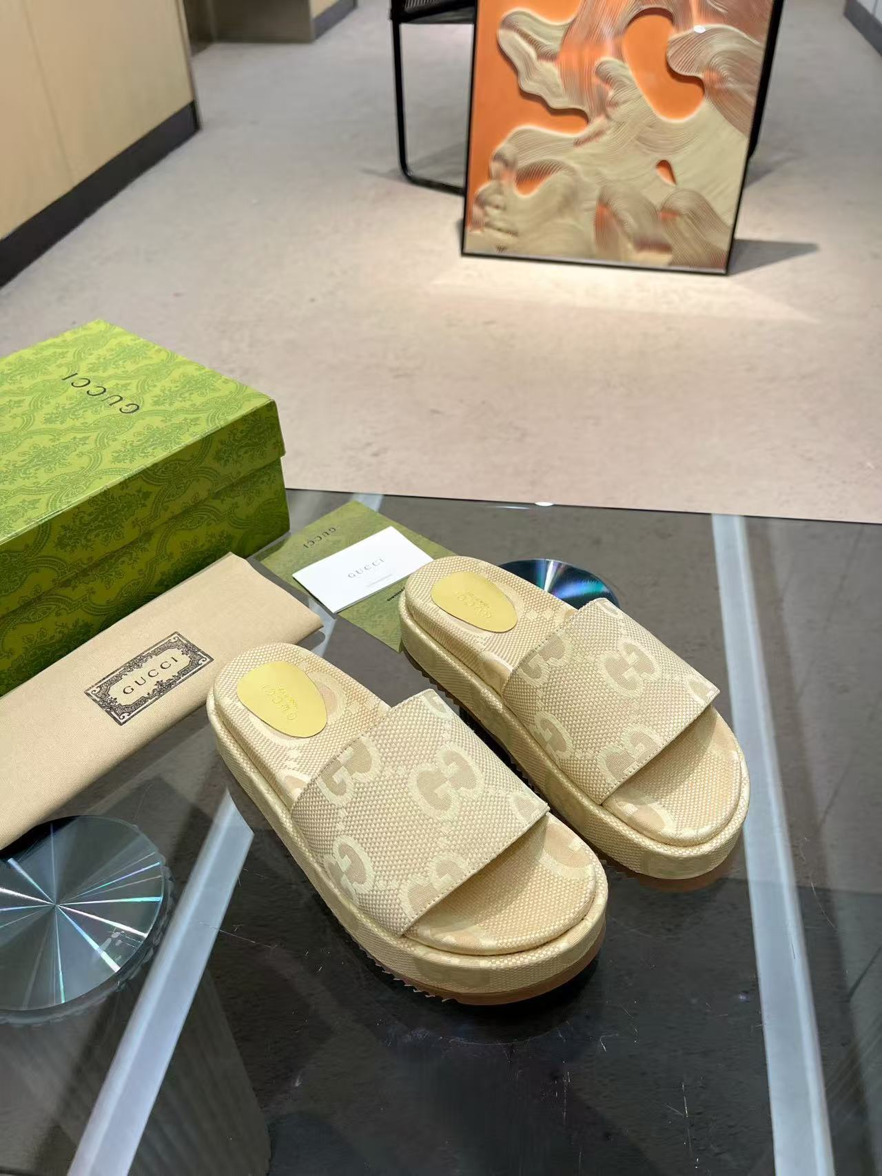 Gucci thick-soled slippers