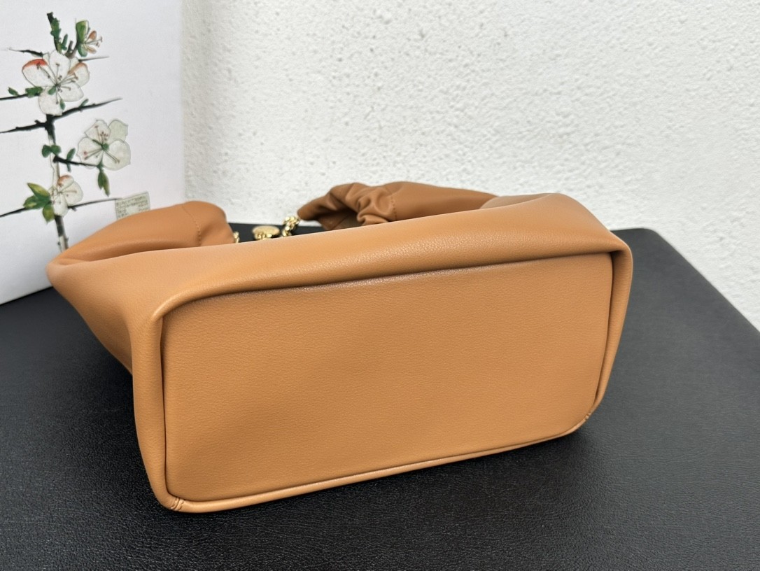 Loewe Squeeze handbag