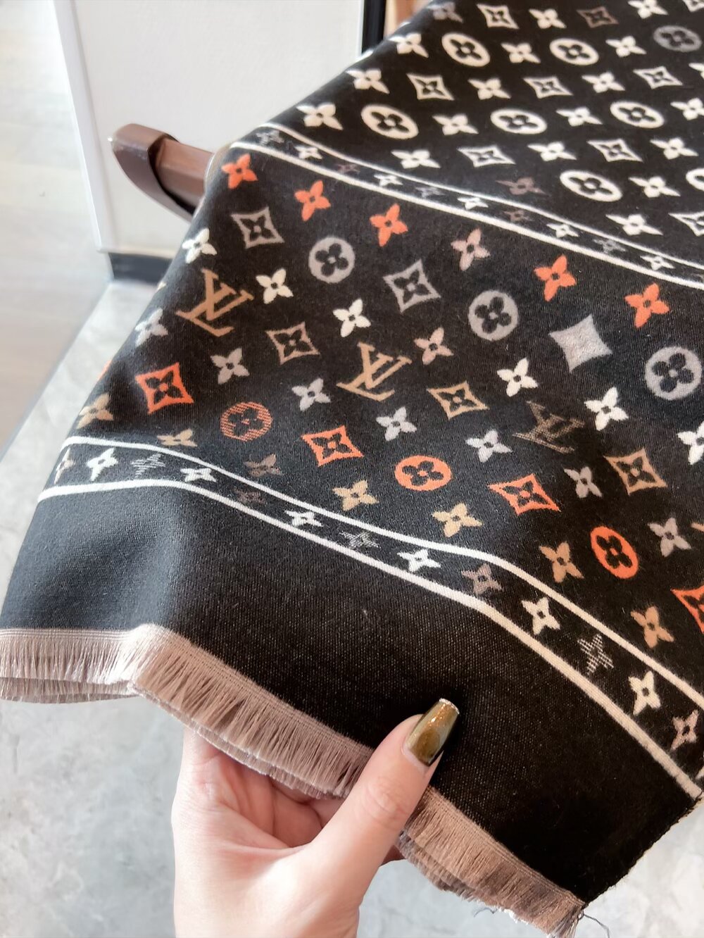 LV Louis Vuitton high-end scarf