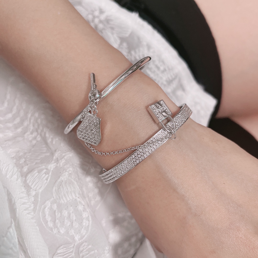 Hermes H bracelet full of diamonds
