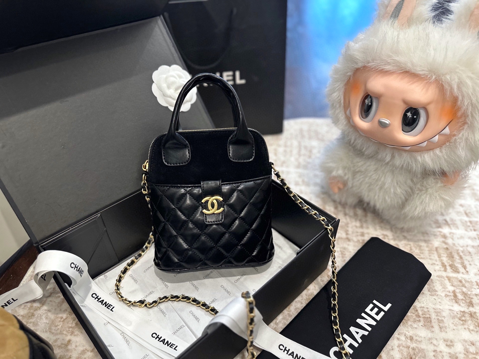 CHANEL 25a hand-held chain bag