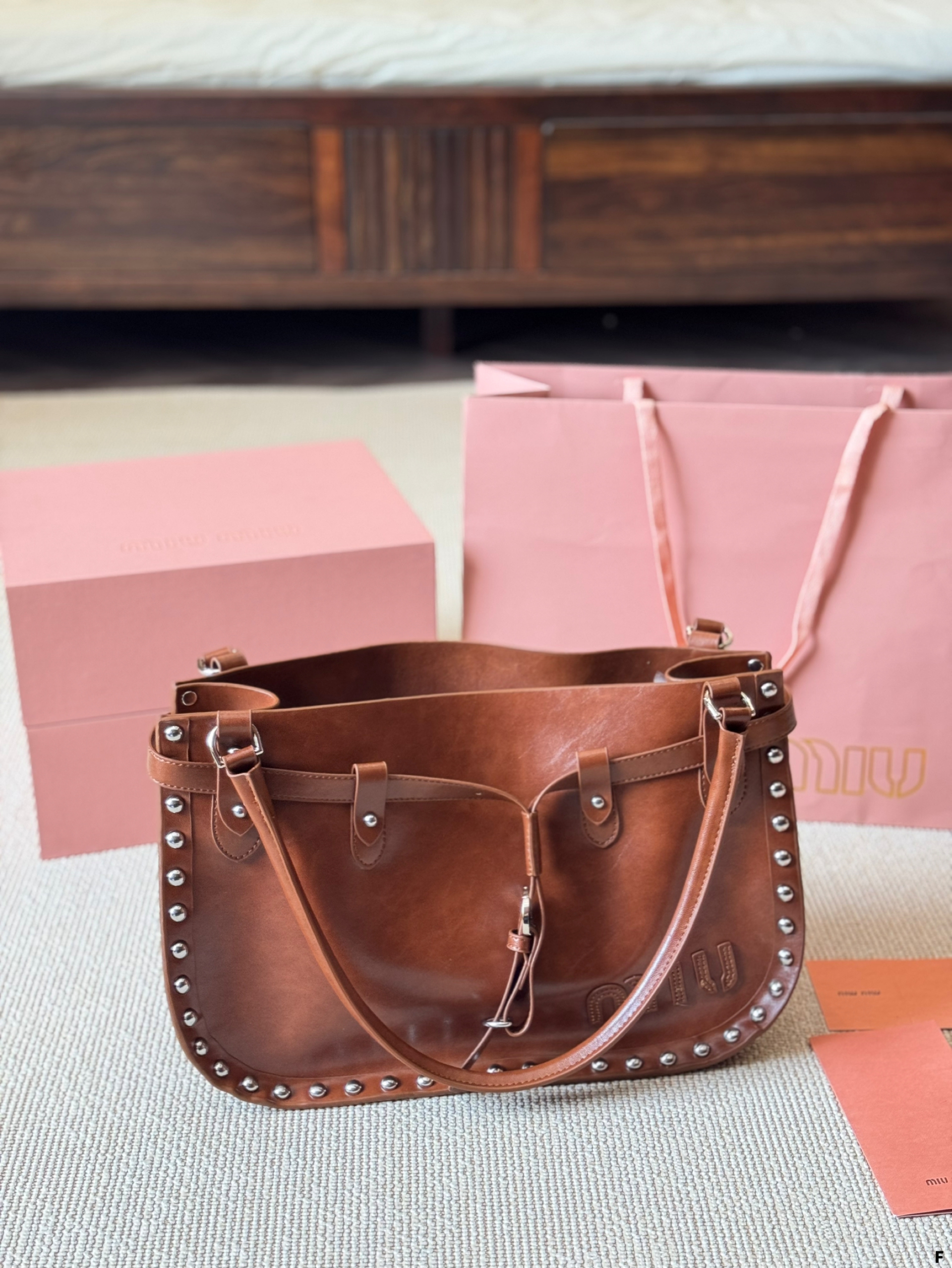 MIUMIU heart-shaped rivet dumplings underarm bag