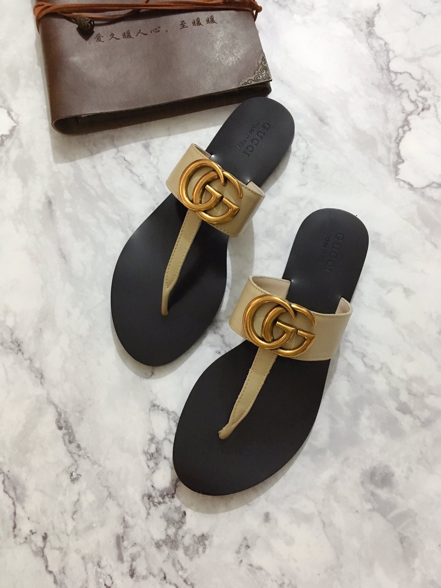 Gucci Flat-bottomed flip-flop with split toes