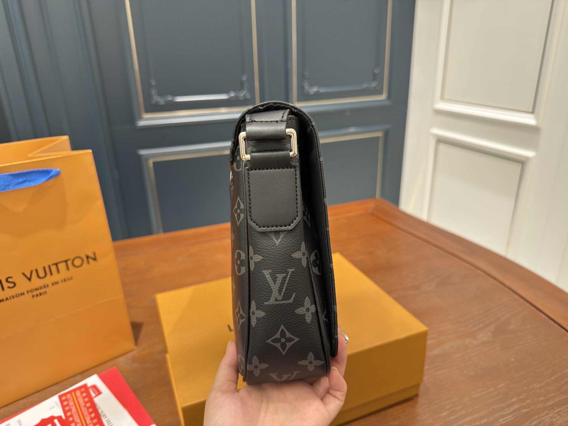 LV Men's Messenger shoulder Bag