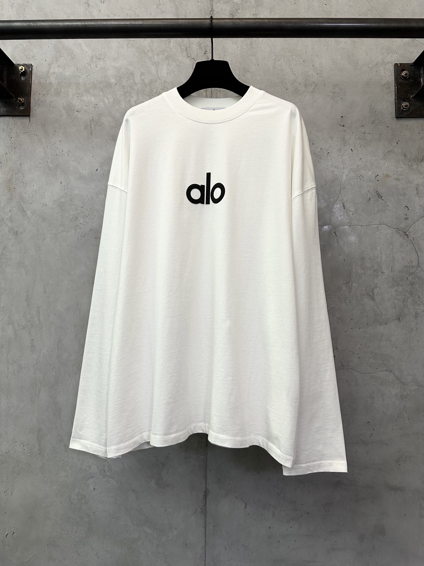 Alo Yoga Classic Crew Neck Long Sleeve T-Shirt