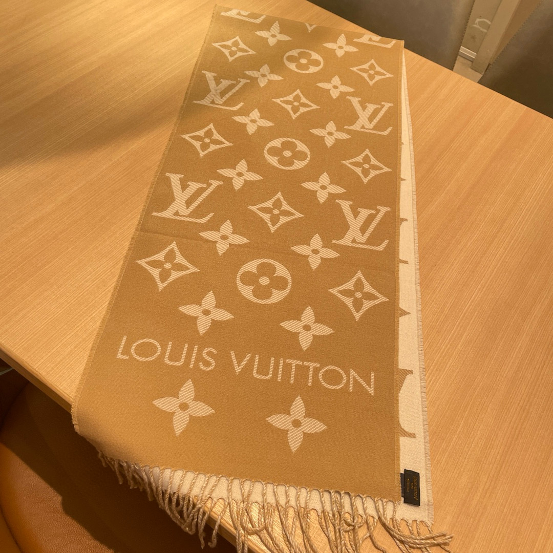 LV Essential Scarf