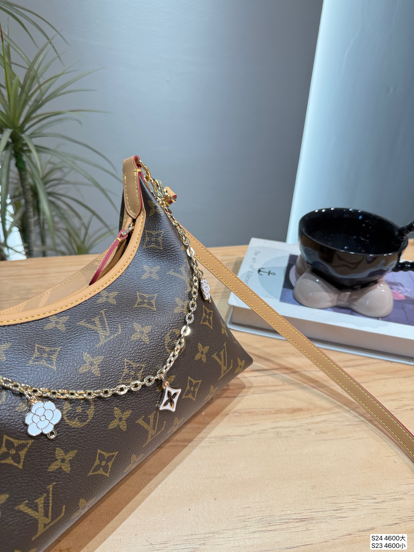 LV suly hobo armpit bag