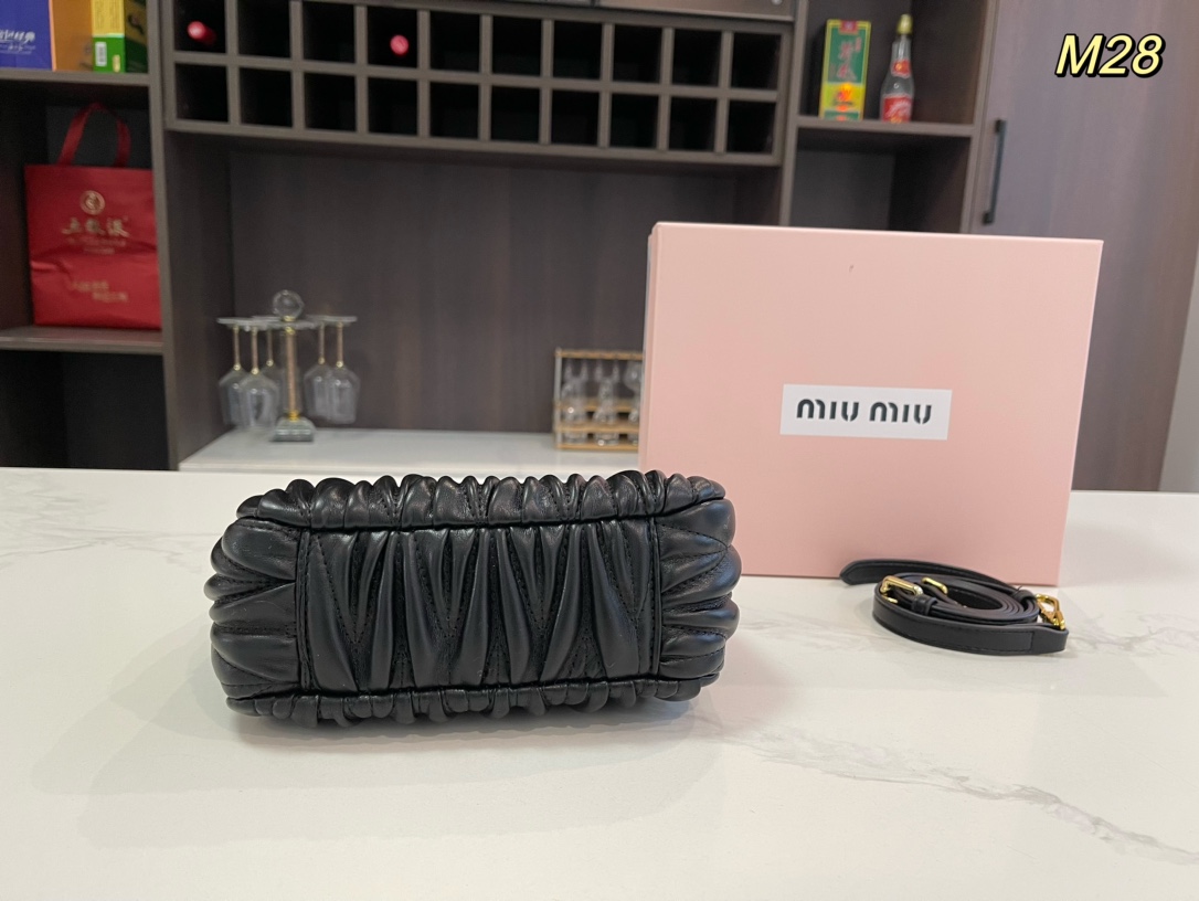 miumiu hobo Hand-held pleated bag